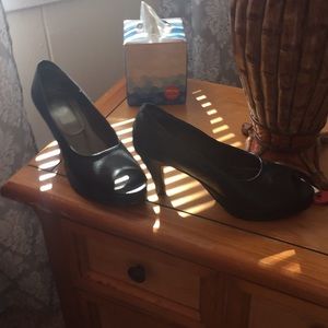 Black pumps